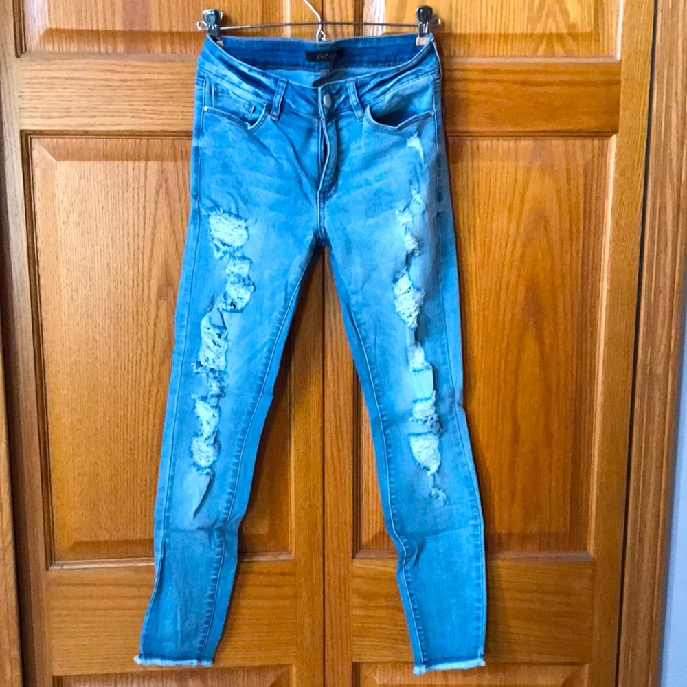 Refuge Clothing women’s jean. Size 2. Super stretchy. Light rinse.